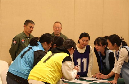 2023年4月4日，參加海軍招飛選拔的學(xué)生在心理選拔環(huán)節(jié)討論發(fā)言，海軍飛行人才心理選拔專家對參檢學(xué)生進(jìn)行活動觀察。