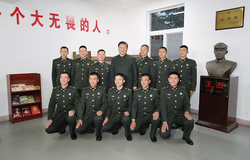 2017年12月13日，中共中央總書記、國家主席、中央軍委主席習(xí)近平到第71集團(tuán)軍視察。這是習(xí)近平同“王杰班”戰(zhàn)士合影。