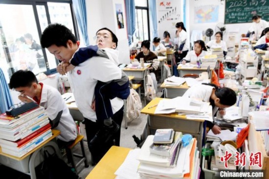 遇到鐘華強(qiáng)課堂上內(nèi)急，江西省南康中學(xué)北校區(qū)的高三學(xué)生朱金祥便會(huì)及時(shí)背著他前往衛(wèi)生間。 卓忠偉 攝
