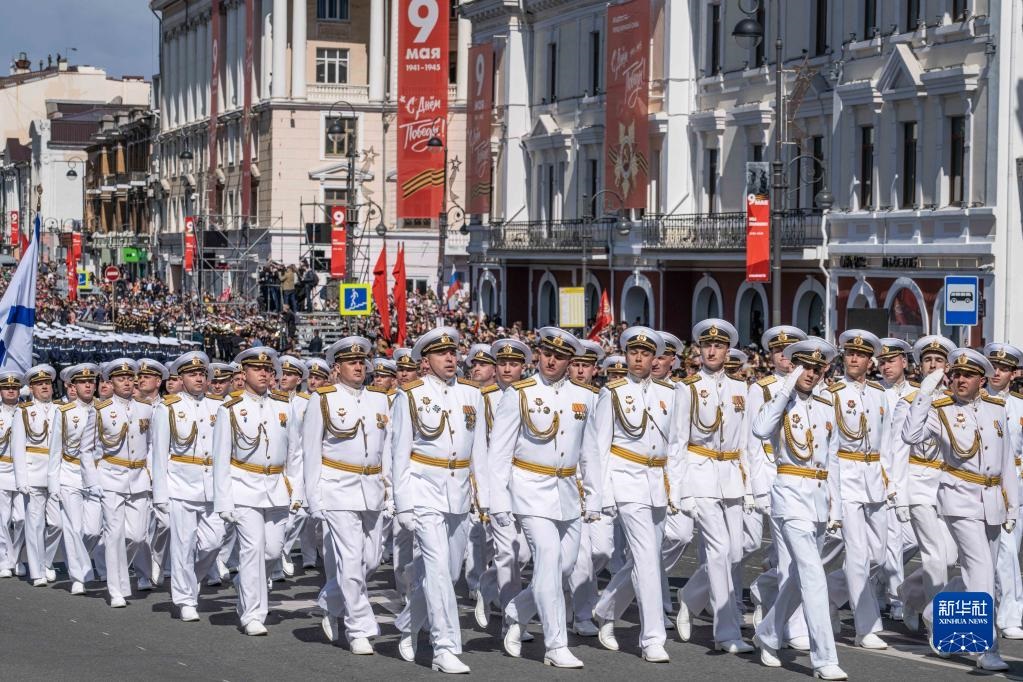 5月9日，在俄羅斯符拉迪沃斯托克市，軍人參加閱兵式。新華社發(fā)（郭飛洲攝）