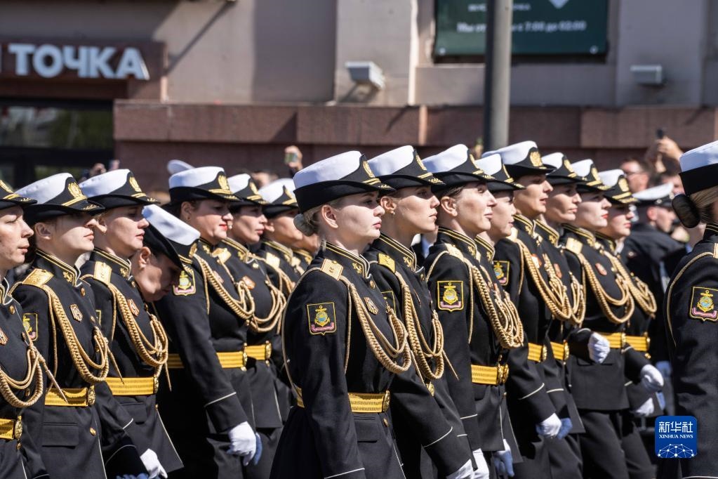 5月9日，在俄羅斯符拉迪沃斯托克市，軍人參加閱兵式。新華社發(fā)（郭飛洲攝）