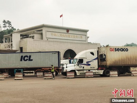 近日，位于中越邊境廣西憑祥市的友誼關(guān)口岸車水馬龍，裝載著東盟水果的跨境車輛來(lái)往不斷。黃艷梅 攝