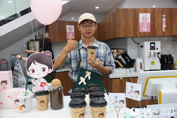 謝雨橋展示制作好的咖啡。人民網(wǎng)記者 馬曉波攝
