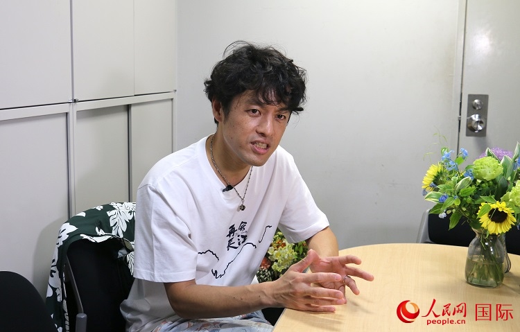 竹內(nèi)亮接受人民網(wǎng)專訪。人民網(wǎng) 許可攝