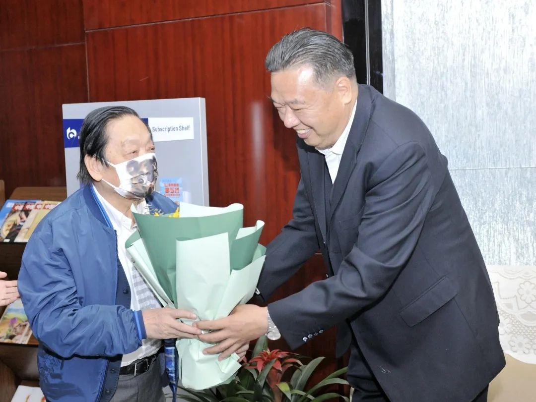▲青海省政協(xié)副主席、青海省林草局黨組書記、局長、祁連山國家公園青海省管理局局長李曉南在機場迎接韓美林