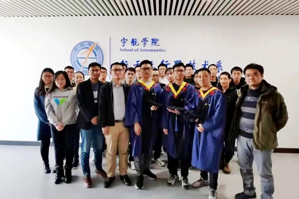 桂海潮（前排左二）與實驗室碩士畢業(yè)生合影。校方供圖