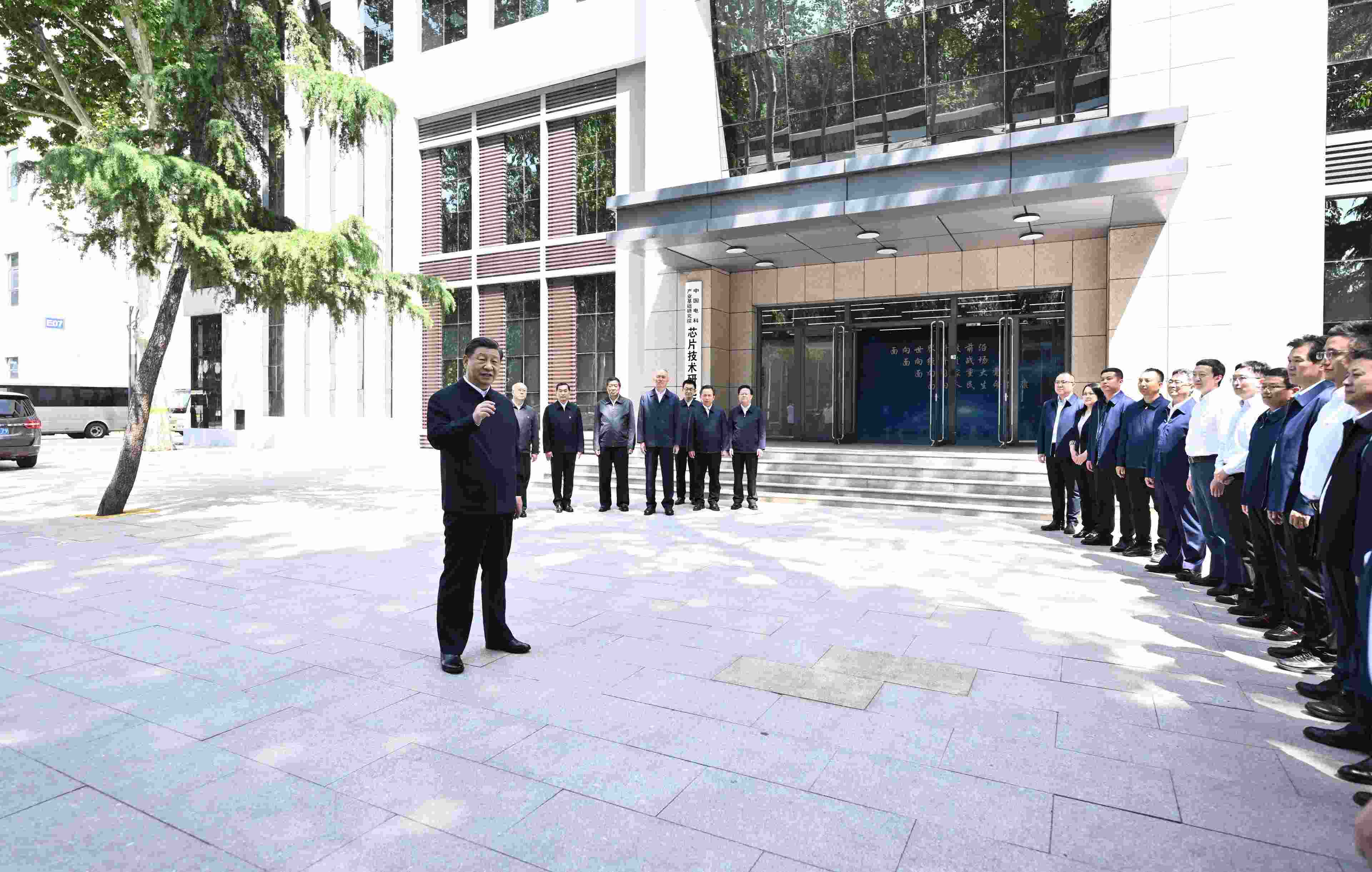 △2023年5月12日，習(xí)近平總書記在中國(guó)電科產(chǎn)業(yè)基礎(chǔ)研究院同科技工作者交流。
