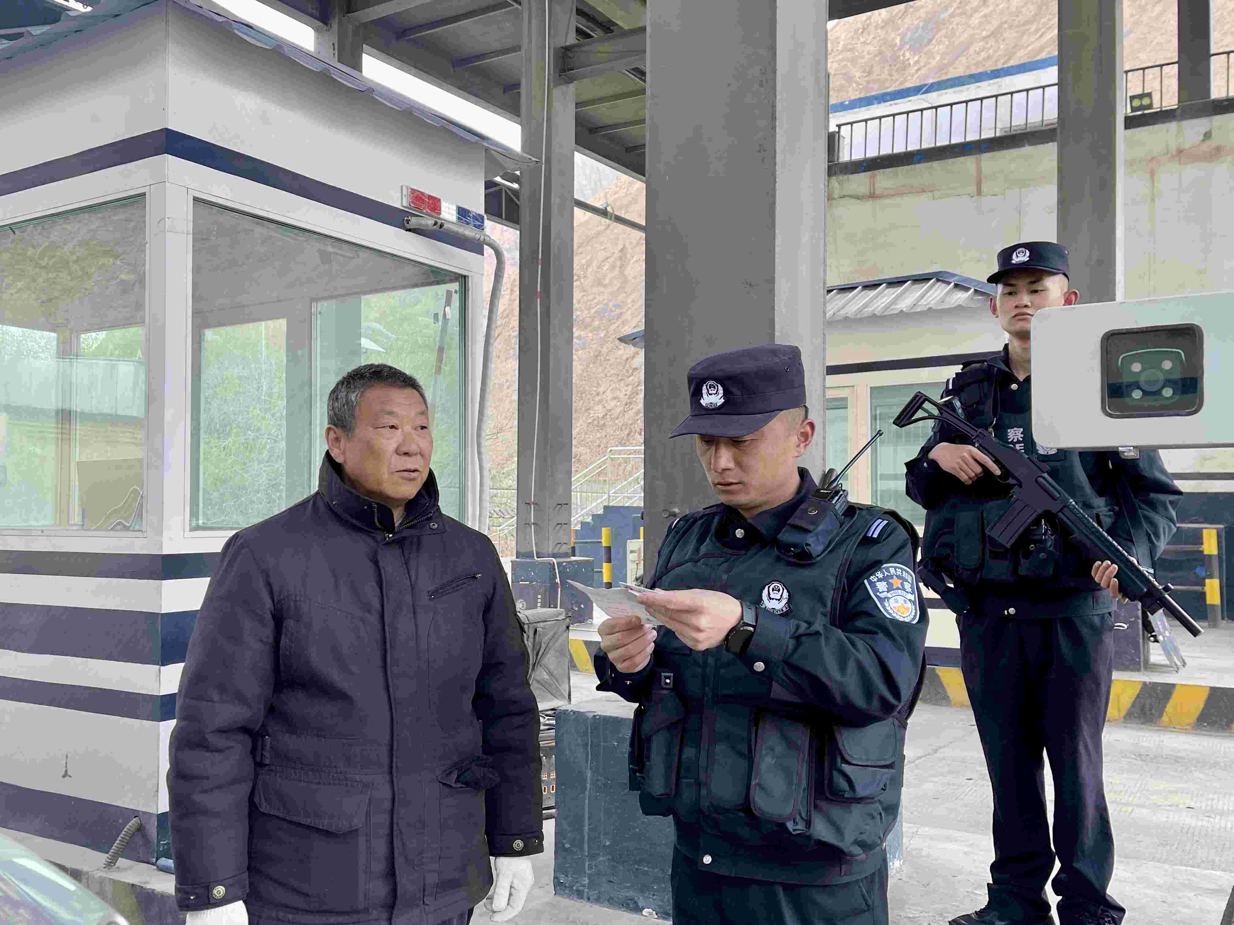 在庫地邊境檢查站，陳暢核對進出邊境管理區(qū)人員信息。人民網(wǎng) 周靜圓攝