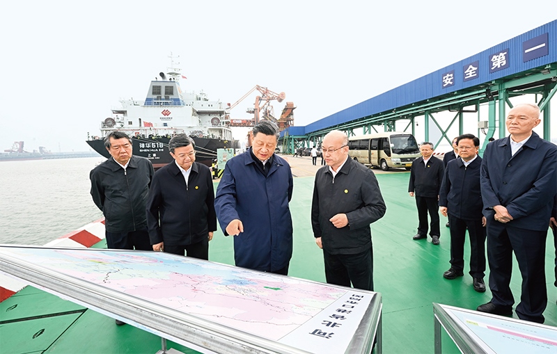 2023年5月11日至12日，中共中央總書記、國(guó)家主席、中央軍委主席習(xí)近平在河北考察，并主持召開深入推進(jìn)京津冀協(xié)同發(fā)展座談會(huì)。這是11日下午，習(xí)近平在滄州市黃驊港煤炭港區(qū)碼頭考察。 新華社記者 李學(xué)仁/攝
