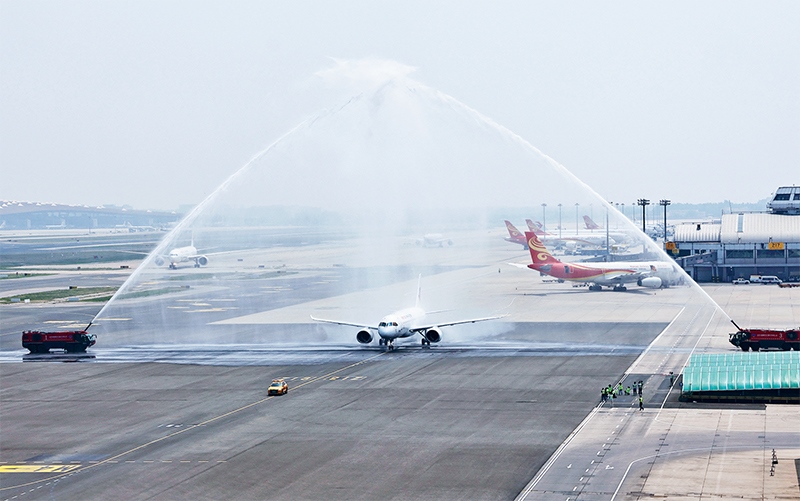 2023年5月28日，國產(chǎn)大型客機C919圓滿完成首次商業(yè)飛行，開啟市場化運營、產(chǎn)業(yè)化發(fā)展新征程。圖為北京首都國際機場以水門禮迎接C919首個商業(yè)航班東航MU9191。 新華社發(fā) 魏萌/攝