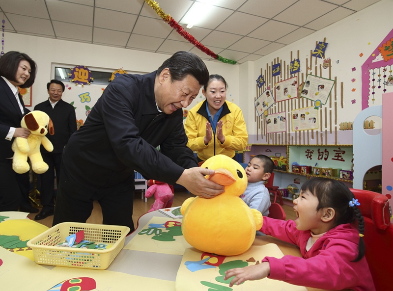 2014年1月28日，習近平總書記來到內蒙古自治區(qū)呼和浩特市兒童福利院看望孩子們并贈送新春禮物。