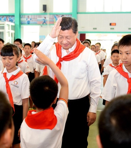 2014年5月30日，習(xí)近平總書記來到北京市海淀區(qū)民族小學(xué)，參加慶?！傲弧眹H兒童節(jié)活動(dòng)。新華社記者 李濤 攝
