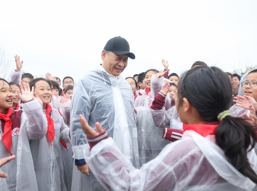 2023年4月4日，黨和國家領(lǐng)導(dǎo)人參加首都義務(wù)植樹活動(dòng)。這是植樹后，習(xí)近平總書記同在場的中小學(xué)生親切交談。新華社記者 鞠鵬 攝