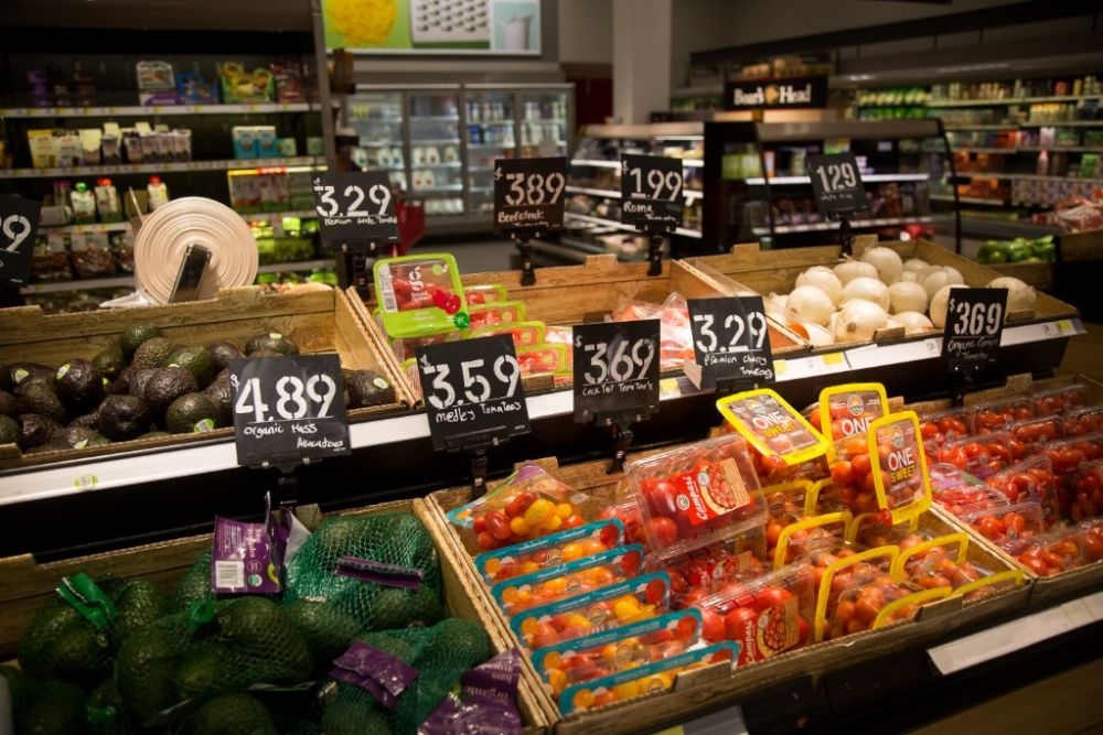 這是2月14日在美國(guó)紐約市布魯克林一家食品雜貨店拍攝的商品價(jià)簽。新華社發(fā)（郭克攝）