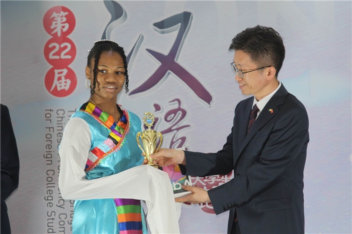 黃瑞參贊為獲獎(jiǎng)選手頒發(fā)二等獎(jiǎng)。圭亞那大學(xué)孔子學(xué)院供圖