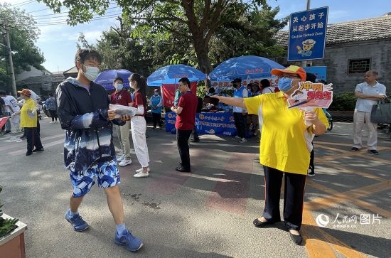 6月7日早8點，北京市第五中學門口考生正在按規(guī)定進入考場。人民網(wǎng)記者 池夢蕊攝