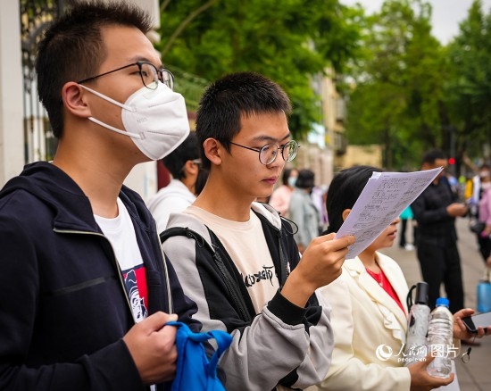 6月7日，在昆明市第五中學考場外，考生正利用最后時間復習備考。人民網(wǎng) 曾智慧攝