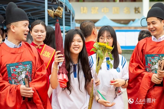 6月7日上午，在南寧市天桃實驗學校翠竹校區(qū)，老師們在為考生們加油鼓勁！人民網(wǎng)記者 嚴立政攝