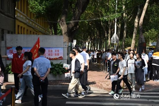 6月7日，在黑龍江省哈爾濱市第三中學高考考點，考生們有序進入考場。人民網(wǎng)記者 蘇靖剛攝