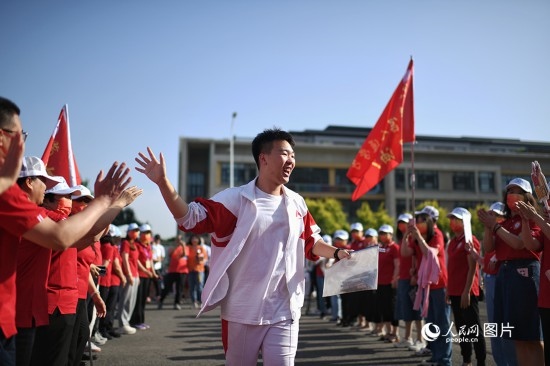 6月7日，在北京市人大附中通州校區(qū)考點，考生與送考老師擊掌加油。人民網(wǎng)記者 翁奇羽攝