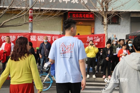 6月7日早8點，甘肅省蘭州市外國語高級中學考點，考生按規(guī)定進入考場。人民網(wǎng)記者 黃帆攝