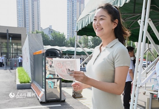 6月7日高考第一天，早上8點，一名考生充滿自信地步入鄭州市十一中考點。人民網(wǎng)記者 王玉興攝