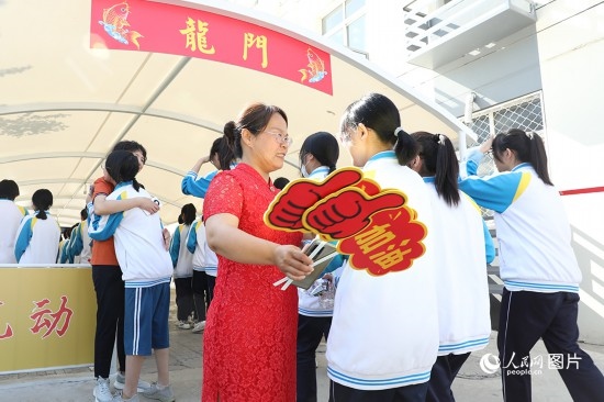 6月7日一早，雄安新區(qū)安新中學老師在給同學們加油鼓勁兒。人民網(wǎng) 李兆民攝