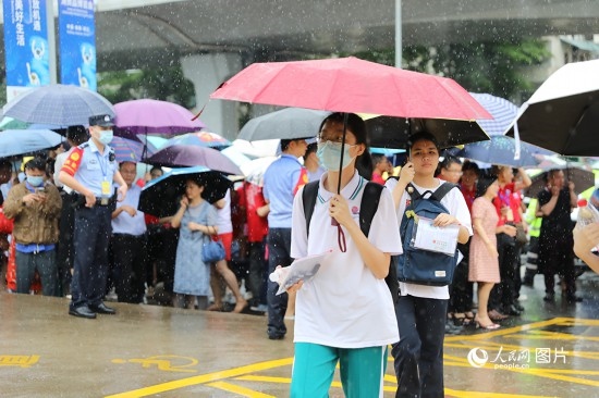 6月7日，海南華僑中學（高中部）考點，學子冒雨奔赴考場。人民網(wǎng)記者 孟凡盛攝