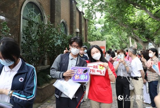 6月7日一大早，上海向明中學考場外，來自上海市盧灣高級中學的考生正在依次進場。人民網(wǎng)記者 龔莎攝
