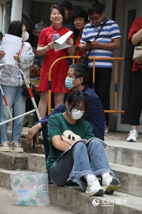 6月7日，沈陽市第一中學，學子靠在父親身邊做最后的沖刺。人民網(wǎng) 周頌雪攝