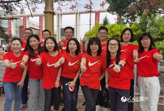 6月7日一早，陽光明媚，天氣涼爽，在長春市第八十七中學，考生們正陸續(xù)進入考場。親友團為參加高考的學子們加油鼓勁。人民網(wǎng)記者 王帝元攝