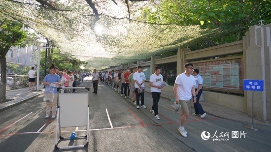 6月7日，烏魯木齊市第七十中學門口，考生們有序進入考場。人民網(wǎng) 李欣洋攝