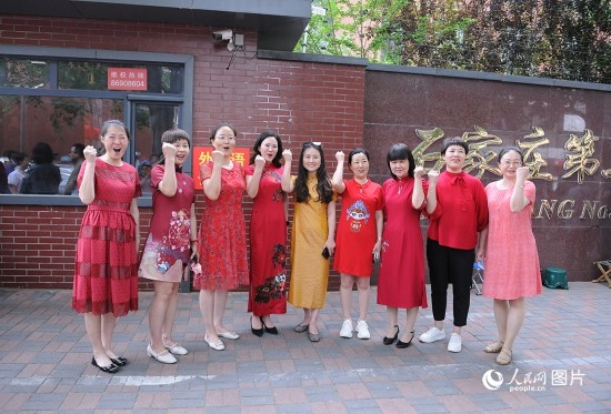 6月7日，在石家莊第二十七中學考點，家長身著旗袍，為高考的孩子們加油助威！紅紅火火、旗開得勝！人民網(wǎng)記者 周博攝