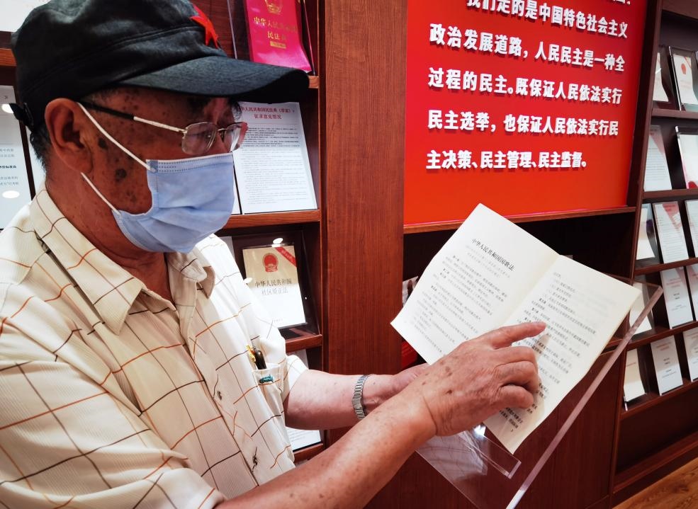 夏云龍給記者展示國歌法修改的內(nèi)容。人民網(wǎng)記者 唐小麗攝