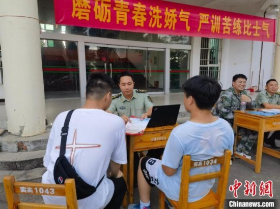 專武干部在講解相關政策。韋碩 攝
