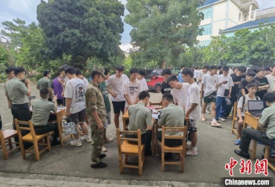 專武干部在發(fā)放兵役登記證。韋碩 攝