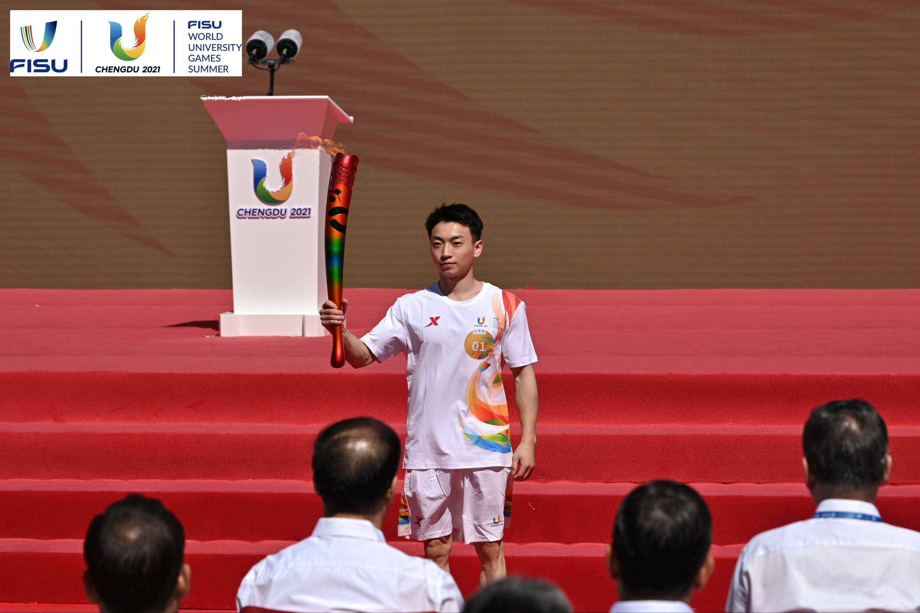 成都大運(yùn)會火炬手、奧運(yùn)冠軍鄒敬園高舉火炬。 圖片來源：成都大運(yùn)會執(zhí)委會供圖