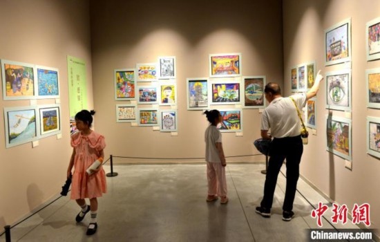 圖為家長帶著孩子參觀展覽。呂明 攝