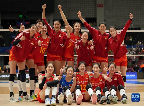 6月3日，中國隊(duì)球員在比賽后慶祝勝利。當(dāng)日，在日本名古屋舉行的2023世界女排聯(lián)賽分站賽中，中國隊(duì)以3比1戰(zhàn)勝荷蘭隊(duì)。新華社記者 張笑宇 攝