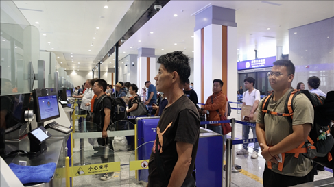 6月13日，乘坐中老鐵路國際旅客列車的旅客在磨憨邊檢大廳排隊候檢。李揚 攝
