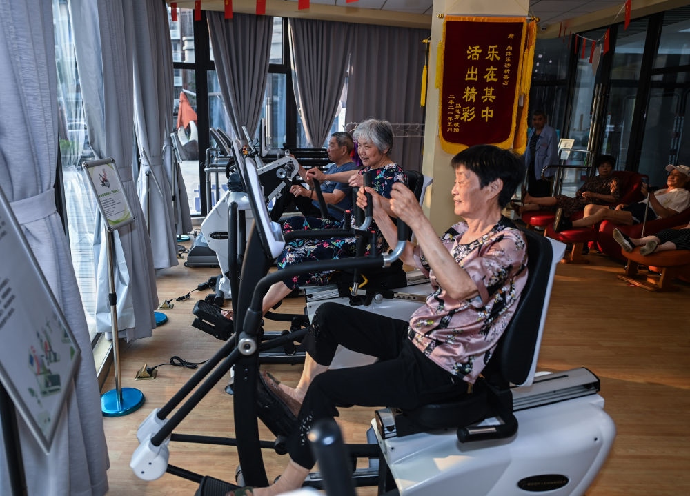 在浙江嘉興市南湖區(qū)新嘉街道電子社區(qū)鄰里中心的長者運動健康之家內，老人們在進行器械鍛煉（2023年6月14日攝）。新華社記者 徐昱 攝