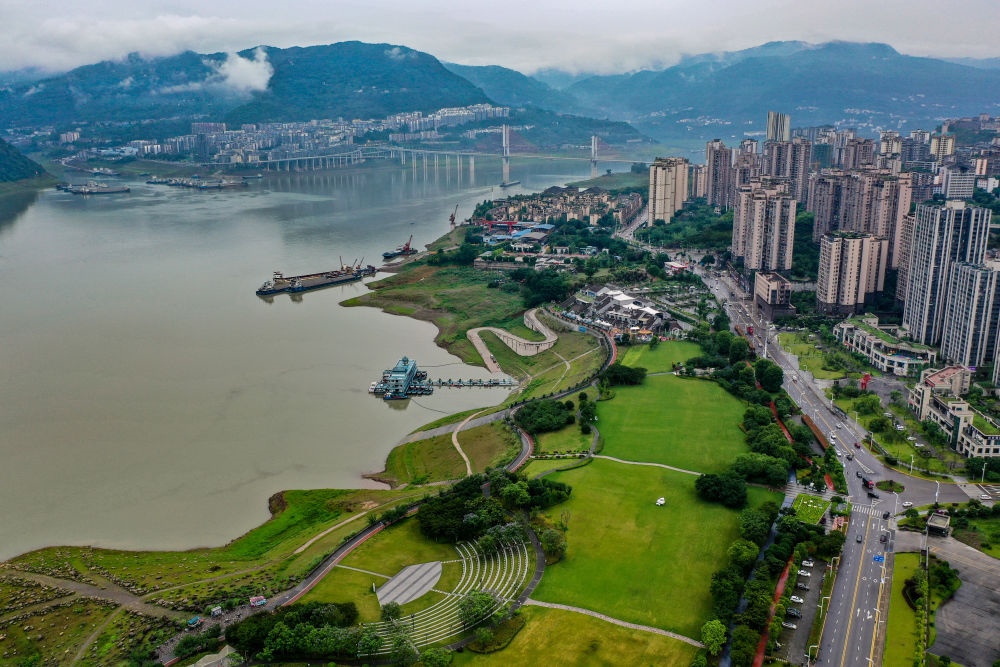 這是2023年6月7日拍攝的位于重慶市云陽縣的云陽城區(qū)環(huán)湖綠道（無人機照片）。當地將生態(tài)治理與生態(tài)修復結合起來，兼顧城市旅游和運動休閑等功能需要，打造環(huán)縣城兩江四岸33公里綠道。新華社記者 唐奕 攝