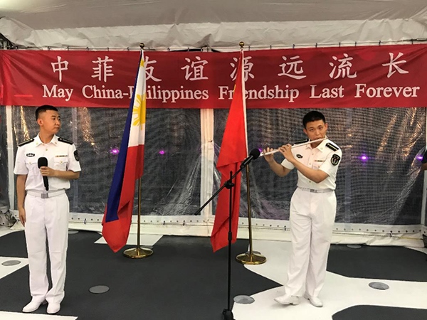 艦上官兵表演歌舞、民樂、武術(shù)等節(jié)目。中國駐菲律賓大使館供圖