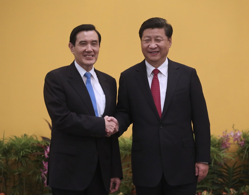 2015年11月7日，兩岸領(lǐng)導(dǎo)人會(huì)面在新加坡香格里拉大酒店舉行。這是習(xí)近平主席與時(shí)任臺(tái)灣地區(qū)領(lǐng)導(dǎo)人馬英九握手。