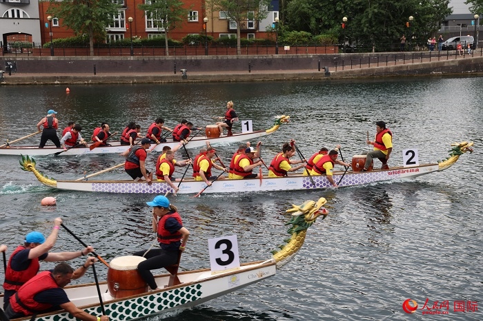 2023全英中華端午龍舟會(huì)比賽現(xiàn)場(chǎng)，幾支隊(duì)伍你追我趕。人民網(wǎng)記者 邢雪攝