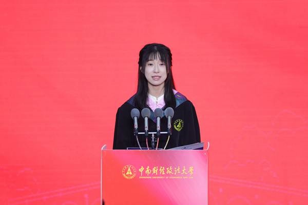王若研在畢業(yè)典禮上發(fā)言。崔楨楨 攝