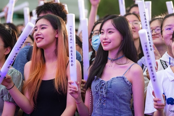 場下觀眾十分熱情。人民網(wǎng)記者 翁奇羽攝