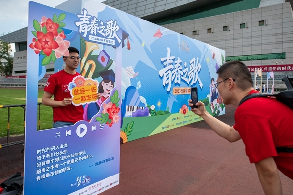學生在市集打卡拍照。人民網(wǎng)記者 翁奇羽攝