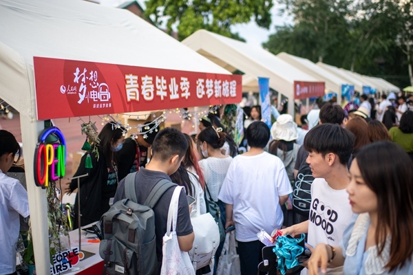 市集現(xiàn)場。人民網(wǎng)記者 翁奇羽攝