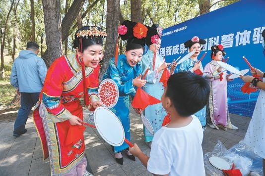 昨天上午，“奮進(jìn)新征程 建功新時(shí)代”2023年懷柔區(qū)第十八屆京韻滿鄉(xiāng)文化旅游節(jié)正式開幕，豐富多彩的文化演出吸引大批游客來(lái)此體驗(yàn)別具特色的滿族文化。本報(bào)記者 甘南攝